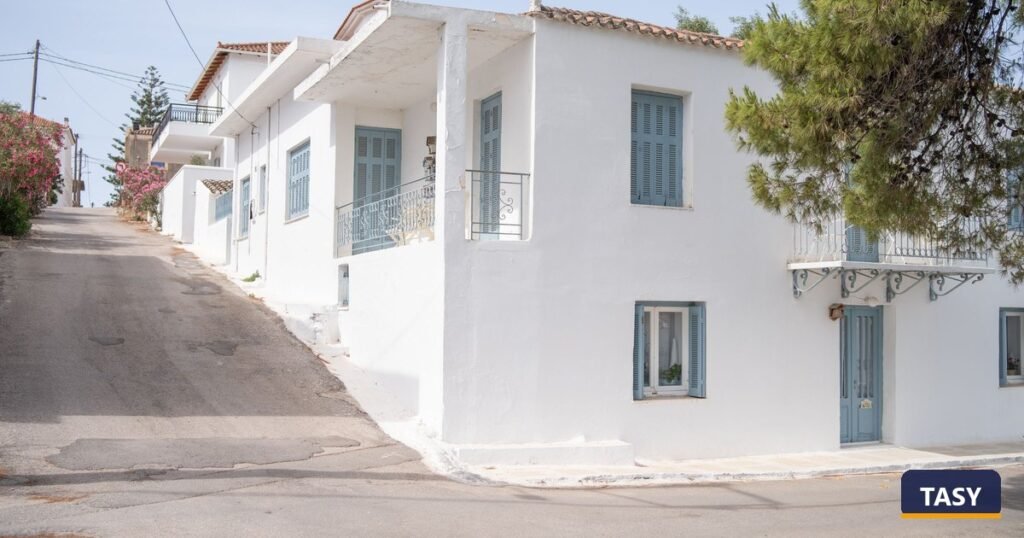 Smart Home στο Εξοχικό: Έλεγχος Όσο Λείπετε 1 Κλειστό εξοχικό με παντζούρια σε ελληνικό νησί - TASY Θεσσαλονίκη