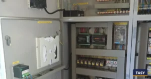 Ηλεκτρολόγος στη Θεσσαλονίκη ελέγχει νέο κεντρικό ηλεκτρολογικό πίνακα κατοικίας